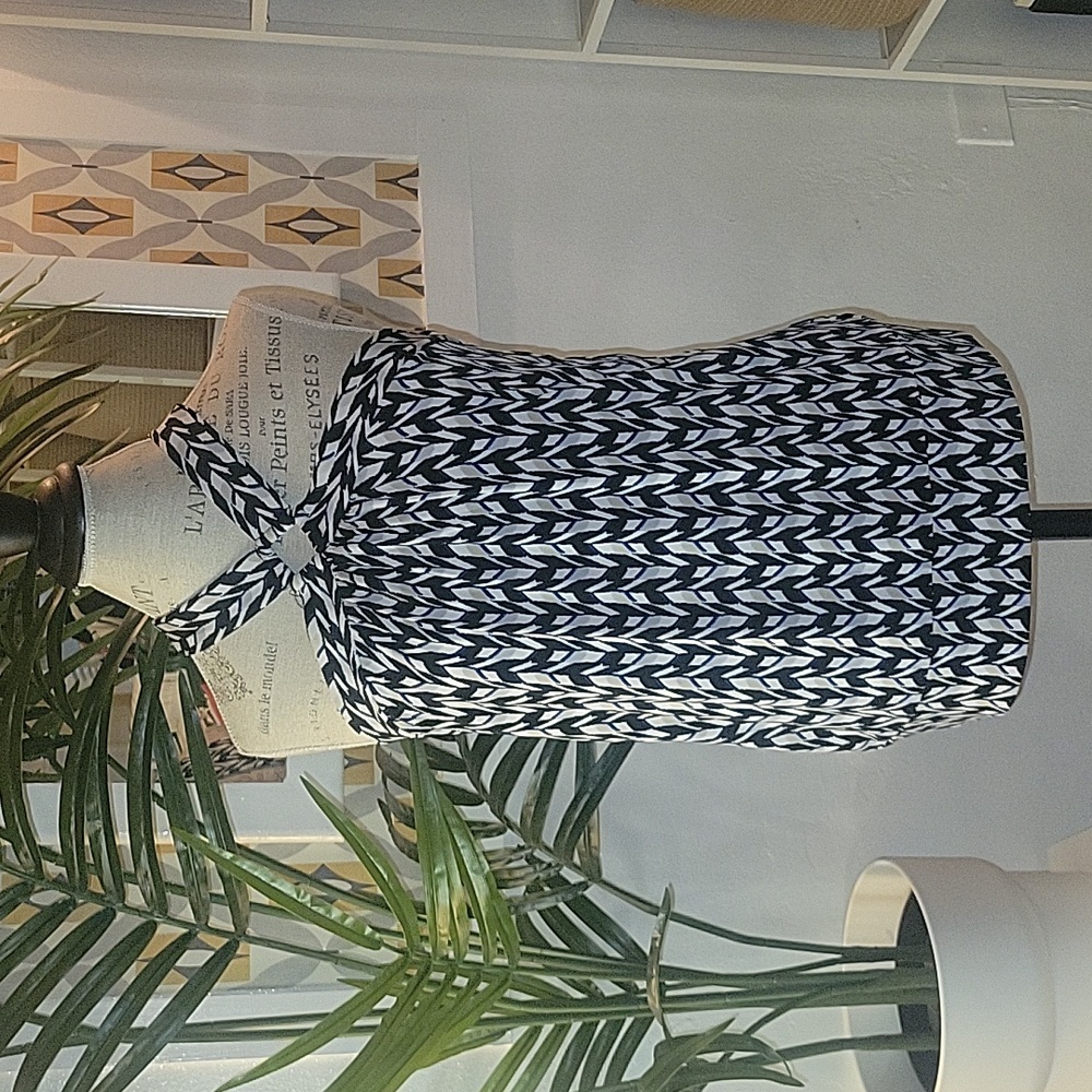 White House Black Market lined stretchy black and cream top
